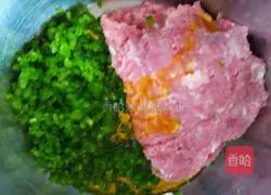 Illustration of how to make green pepper and meat buns 4