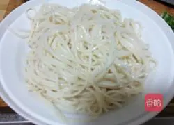 Illustration of cooking noodles with onion oil 15