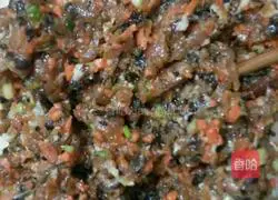 Illustration of how to make Qingqing fried wontons 1