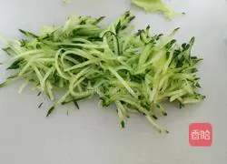 Illustration of how to make shredded chicken noodles 4