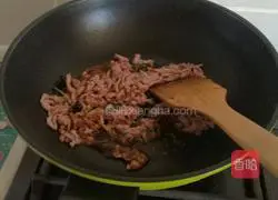 Illustration of how to make shredded pork and beet noodles 6