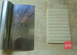 Illustration of how to make three fresh stuffed buns 2