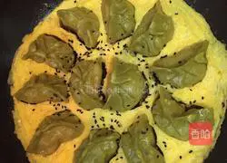 Illustration of how to make egg-wrapped cabbage dumplings 10