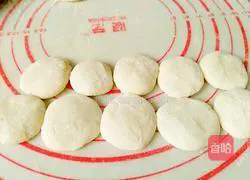 Illustration of how to make cabbage and pork dumplings 10