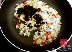 Illustration of how to make beef sauce noodles 3