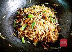 Illustrated recipe for vegetarian three-shredded fried noodles 20