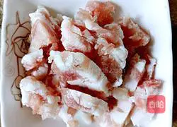 Illustration of how to make double pepper pork noodles 1