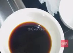 Illustration of how to chop soy sauce noodles 3