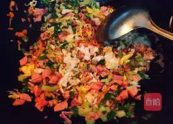 Illustration of how to make fried rice with bacon, ham and sausage 3