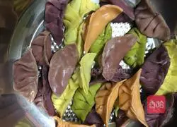 Illustration of how to make cabbage and pork dumplings 7