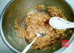 Illustration of how to make dumplings stuffed with lotus root 4