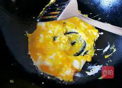 Illustration of how to make fried noodles with vegetables, fungus, and eggs 5