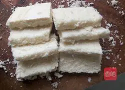 Illustration of how to make golden egg and mushroom steamed buns 1