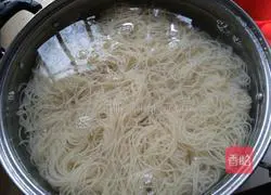 Illustration of how to make minced pork cold noodles 5