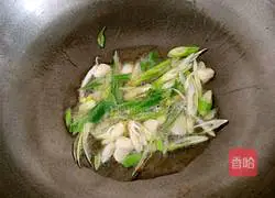 Illustration of how to make tomato golden fried noodles 3