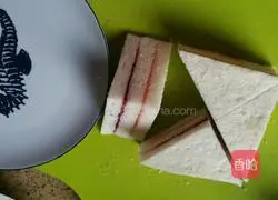 Illustration of making jam sandwich 5