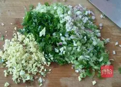 Illustration of how to make celery stuffed dumplings 2