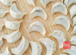 Illustration of how to make pork and mushroom dumpling fillings 6