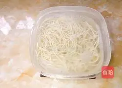 Illustration of how to make stir-fried noodles with pickled vegetables and shredded pork 2