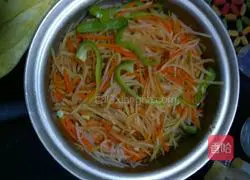 Illustration of how to make shredded potato burritos 9