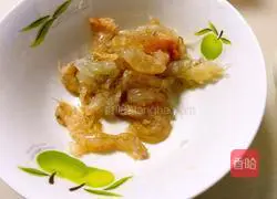 Illustration of how to make leek, egg and shrimp dumpling fillings 2