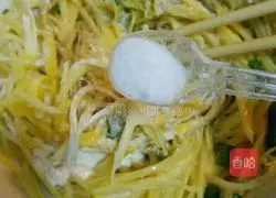 Illustration of how to make shredded potato and egg pancakes 4