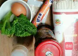 Illustration of how to make noodles with onion and red oil 1