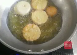 Illustration of how to make egg steamed bun slices 5