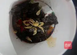 Illustration of how to make spicy and sour wontons 5