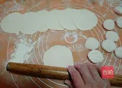 Illustration of how to make green radish and pork dumplings 6