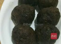 Illustration of making glutinous rice cakes stuffed with date paste 3