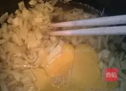 Illustration of how to make potato and egg pancakes 5