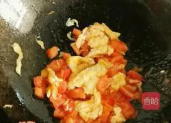 Illustration of how to make tomato and egg fried rice 7