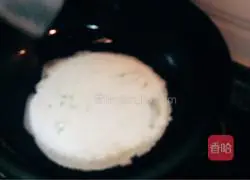 Illustration of how to spread golden batter cake 3