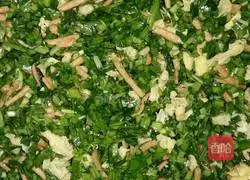 Illustration of how to make vegetarian dumpling fillings (chives and eggs) 9