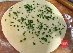 Illustration of how to make scallion rolls 5