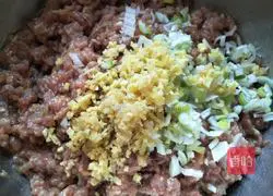 Illustration of how to make homemade pork and pickled cabbage stuffed buns 2