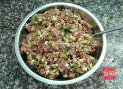 Illustration of how to make mushroom and lean meat dumplings 7