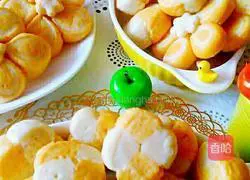 Illustration of how to make carrot and two-color flower steamed buns 11