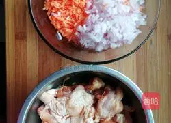 Illustration of how to make chicken legs wrapped in rice 1