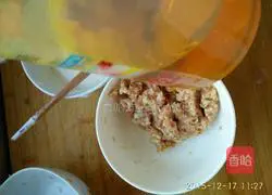 Illustration of how to make colorful lotus root meat pie 11