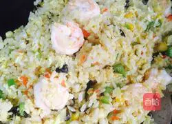 Illustration of how to make shrimp and egg fried rice 11