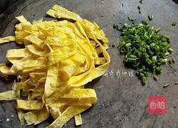 Illustration of how to make fried noodles with mung bean sprouts 8