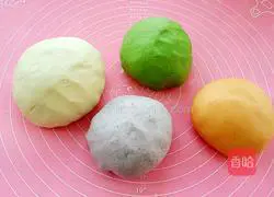 Illustration of how to make rainbow wontons 2