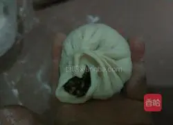 Illustration of how to make plum, vegetable and meat buns 11