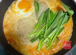 Illustration of how to make egg sesame rice noodles 9