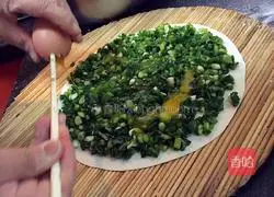 Illustration of how to make egg and green onion cake 3