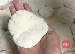 Illustration of how to make leek buns 4