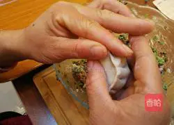 Illustration of how to make crescent dumplings 16