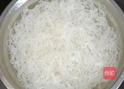 Illustration of how to make fried rice noodles with chives and bean sprouts 1